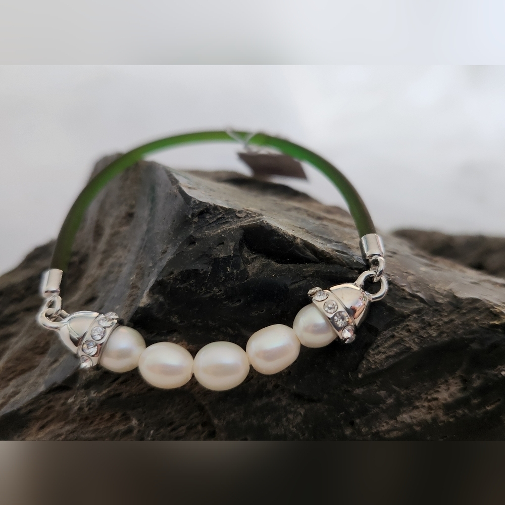 NWT Lia Sophia Green cut crystal and Pearl bracelet